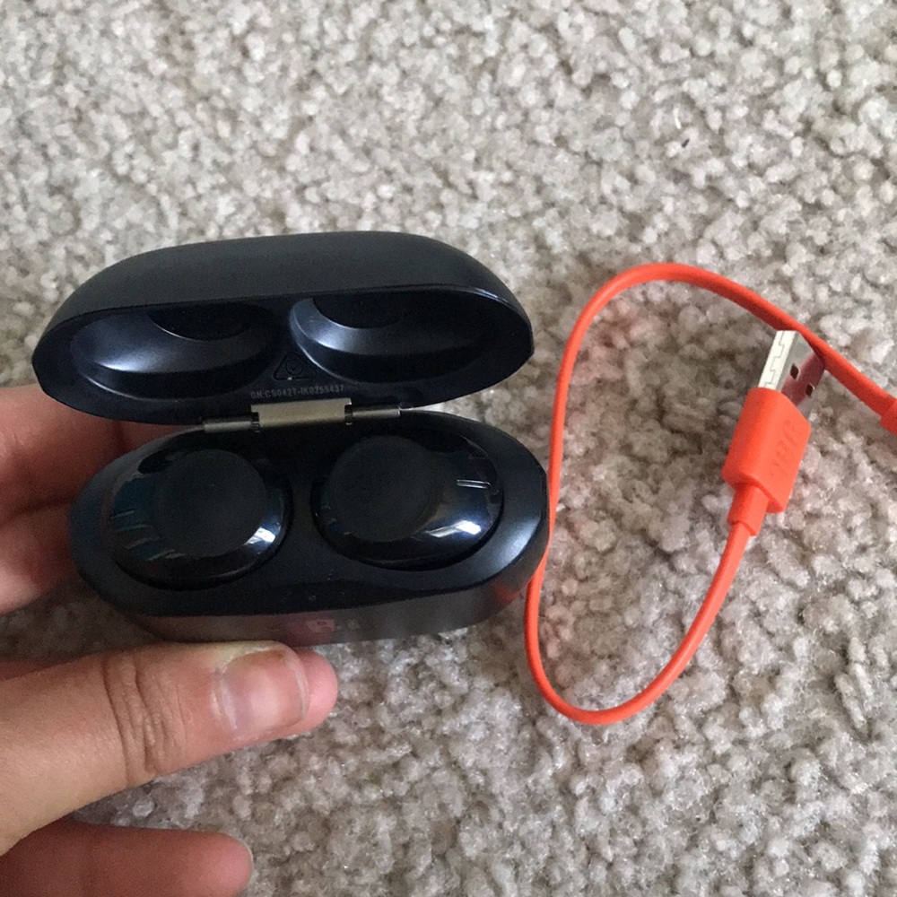 JBL wireless earbuds - Picture 3 of 5